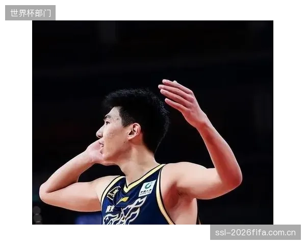 徐昕本赛季在内线的成长有目共睹，他的篮下终结和高位策应能力取得长足进步。